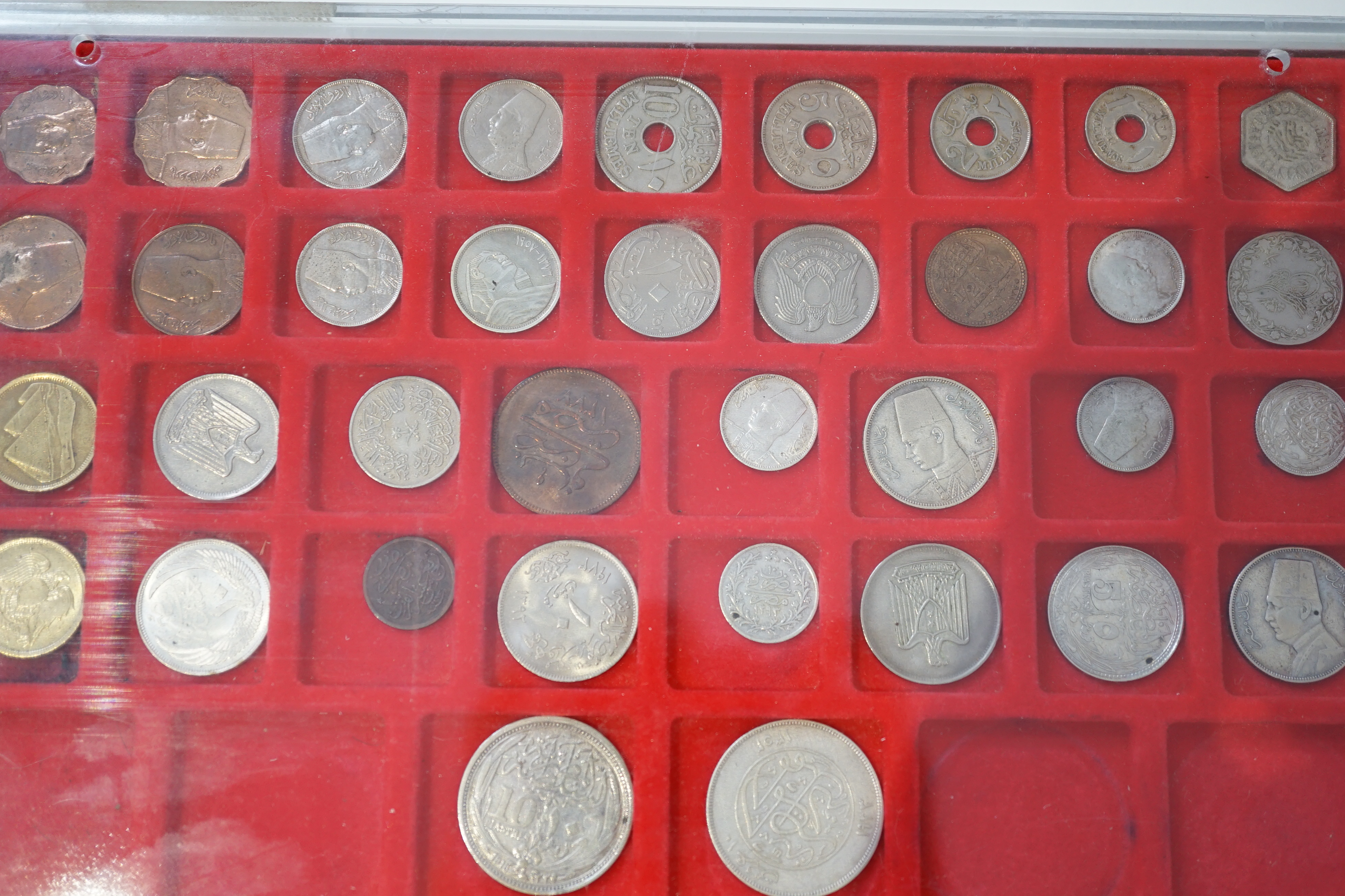 World coins, 20th century to include Tunisia, Palestine, Qatar, France, Italy, USA, housed in cases and a sleeve